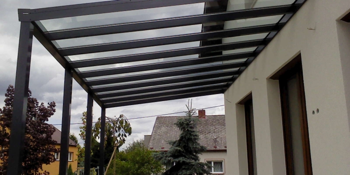 Darujte rodině k Vánocům hliníkový přístřešek