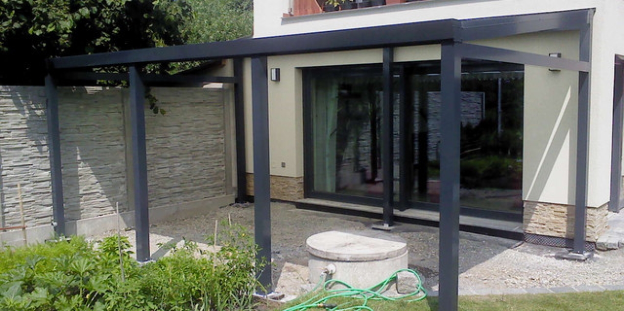 Hliníkový altán jako veranda u vstupu do domu