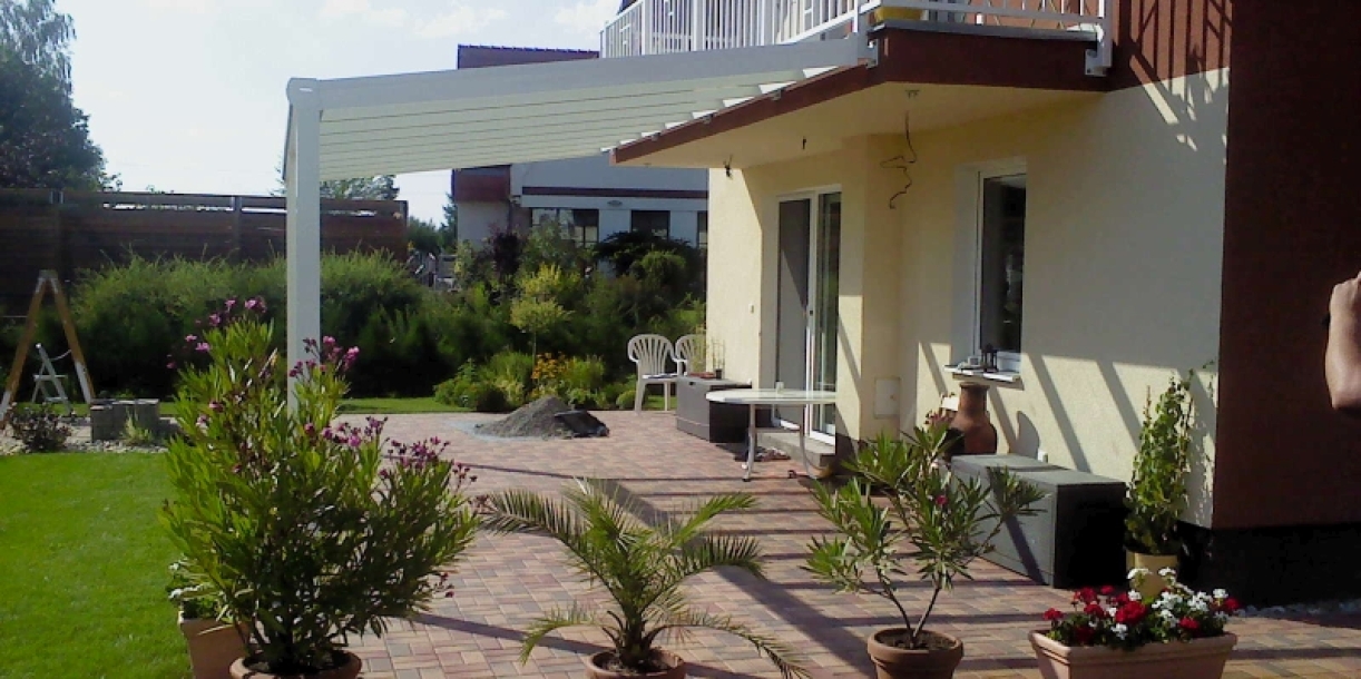 Hliníkový přístřešek se bude hodit ke každému domu