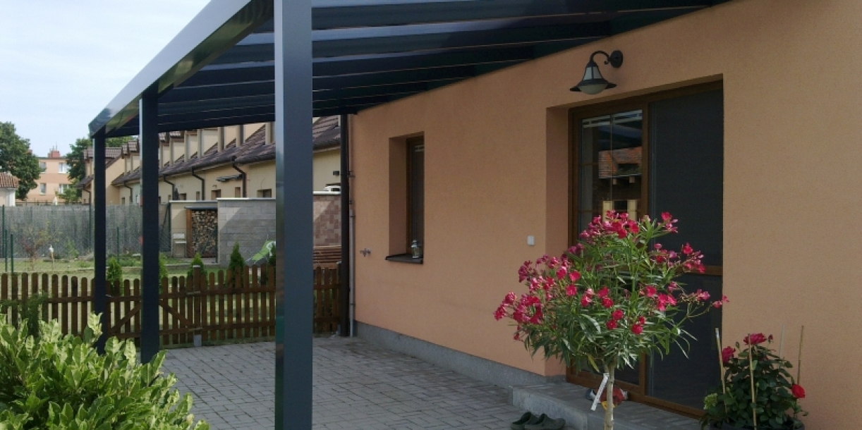 Kryté posezení na terase od bytu – hliníková pergola 