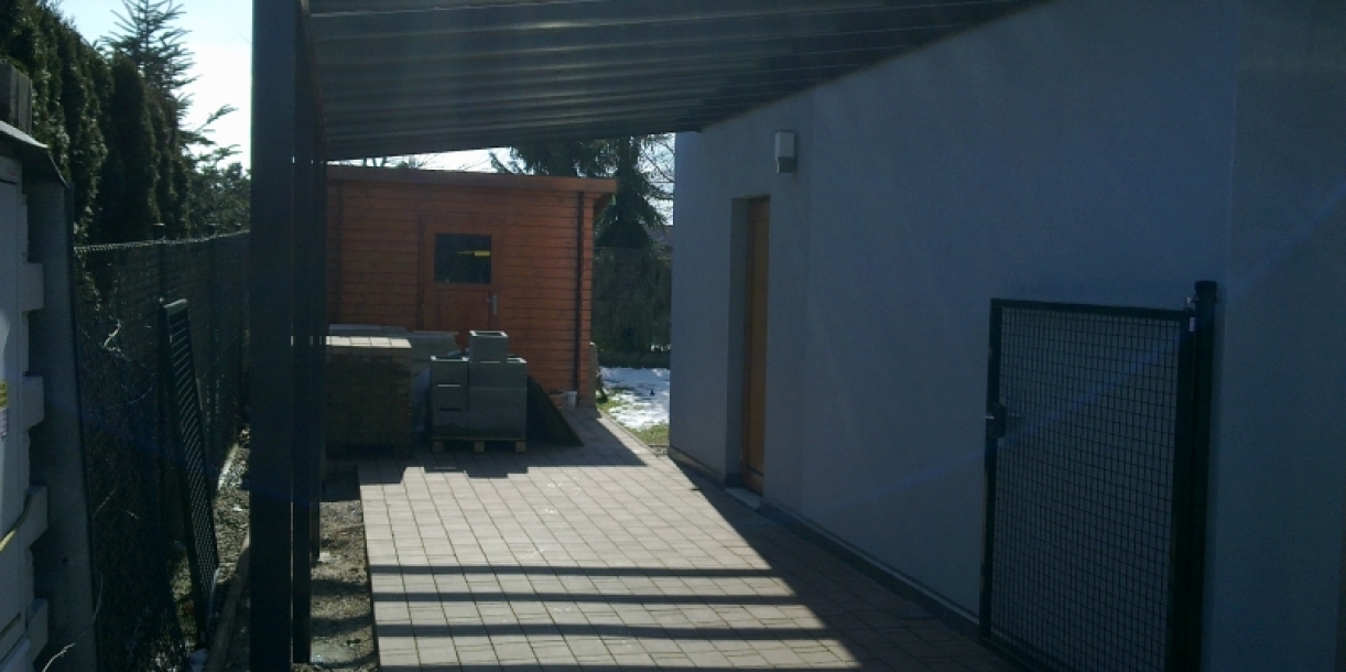 Zastřešené parkování přímo u domu vyřeší hliníkové garážové stání