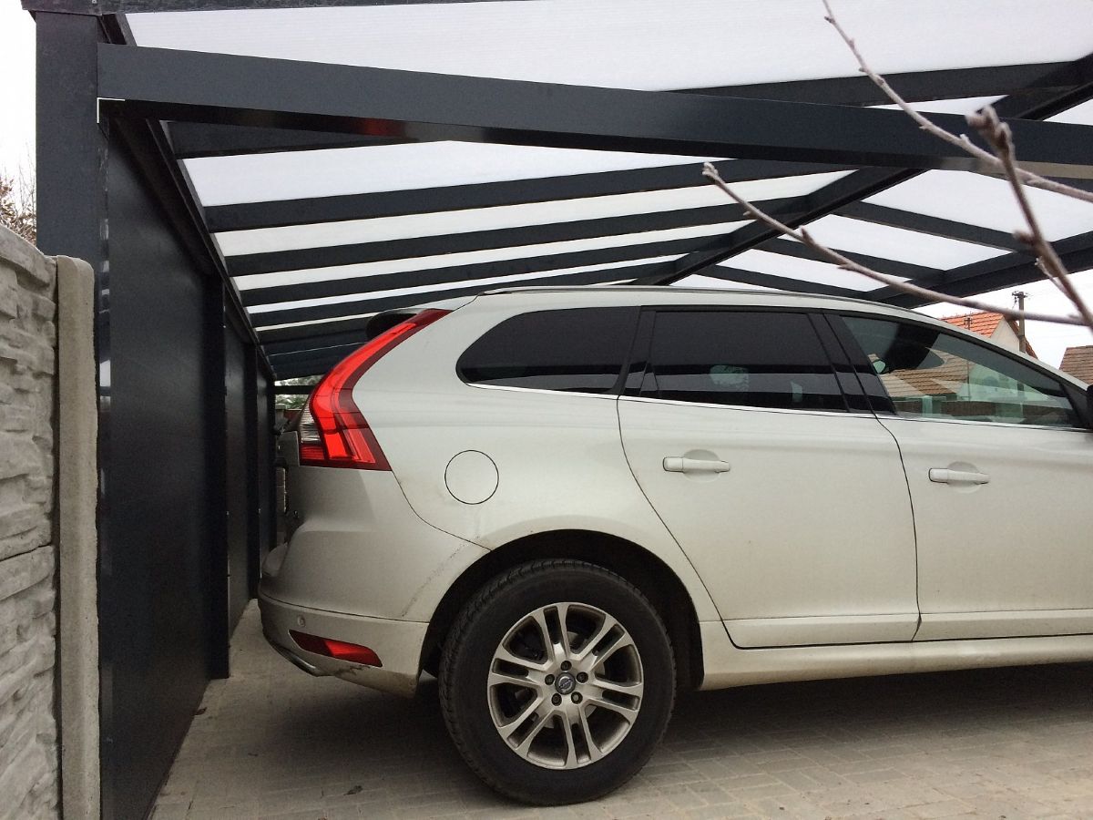 černé hliníkové stání pro auta