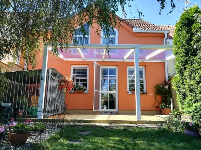 bílá pergola u oranžového domu