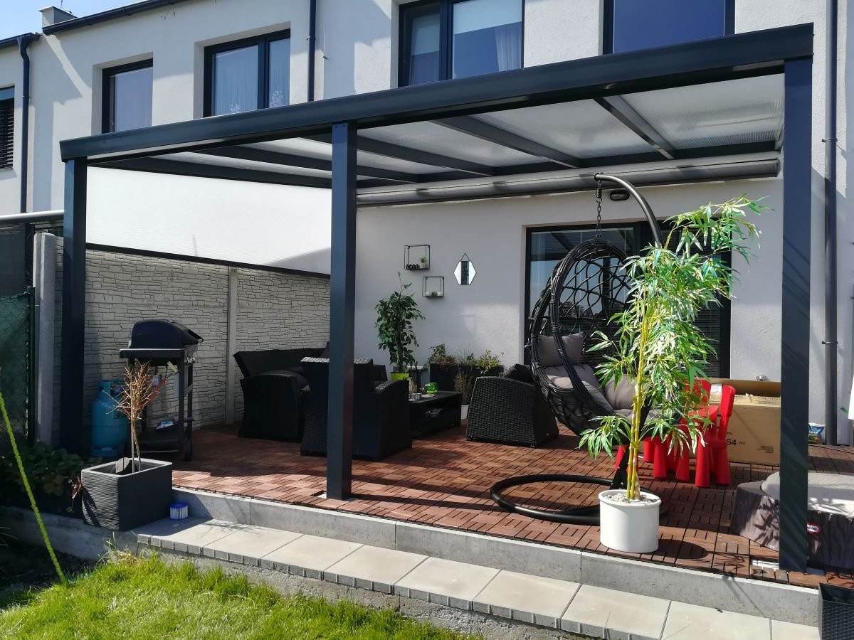 černá hliníková pergola na terase
