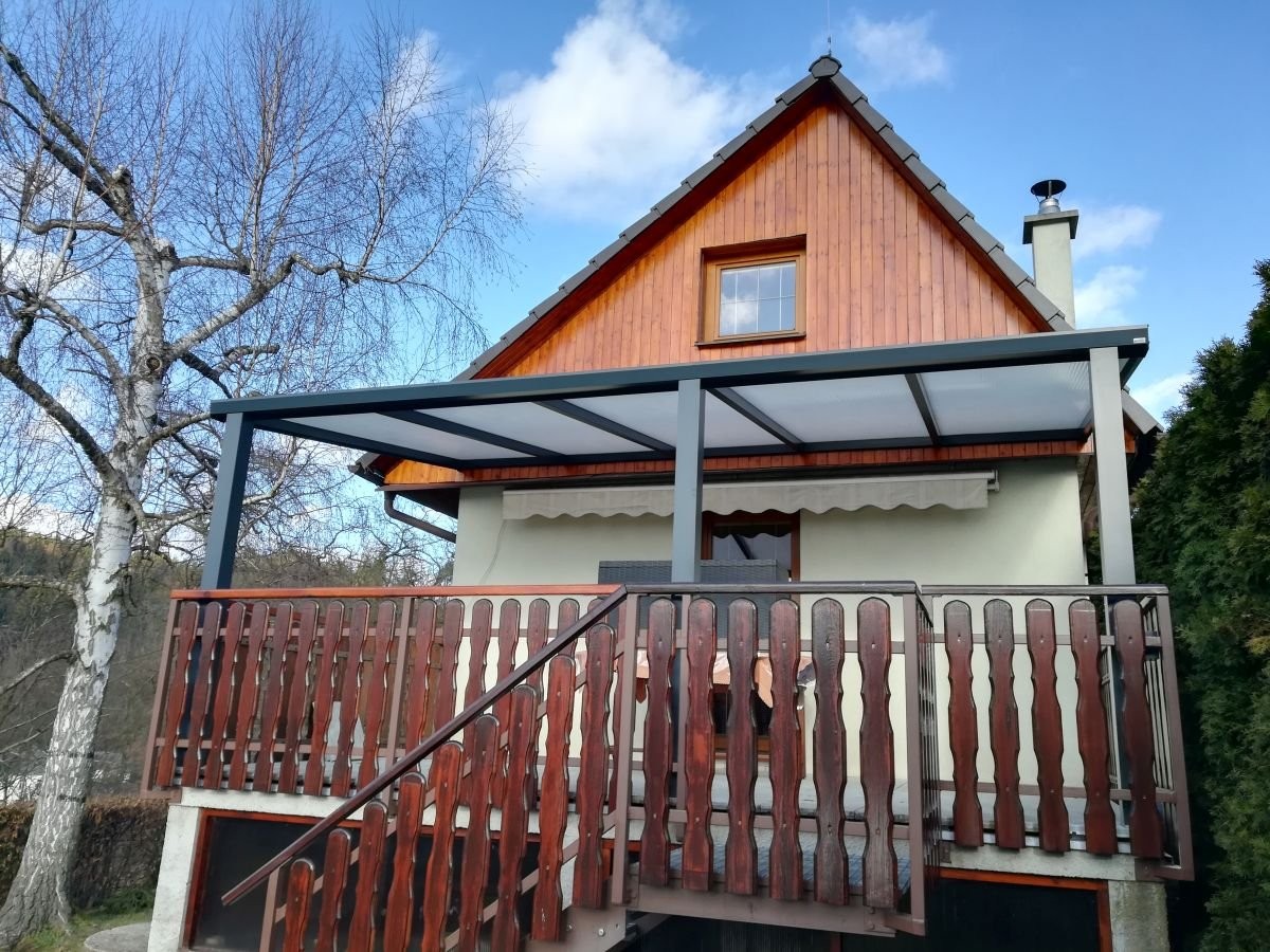 pergola černá na balkoně