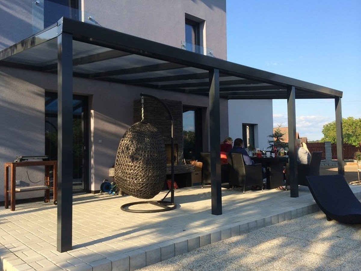 černá pergola z hliníku
