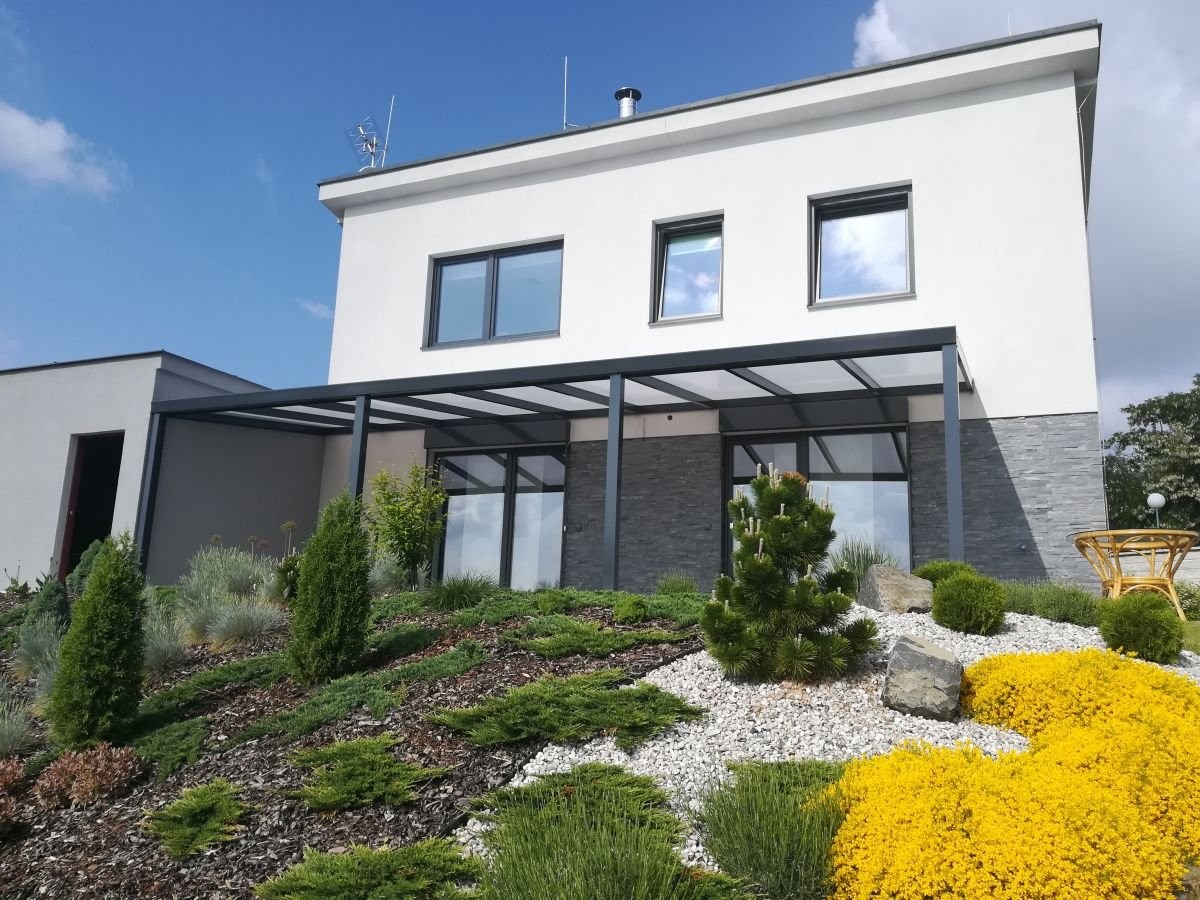 zahrada okolo pergoly