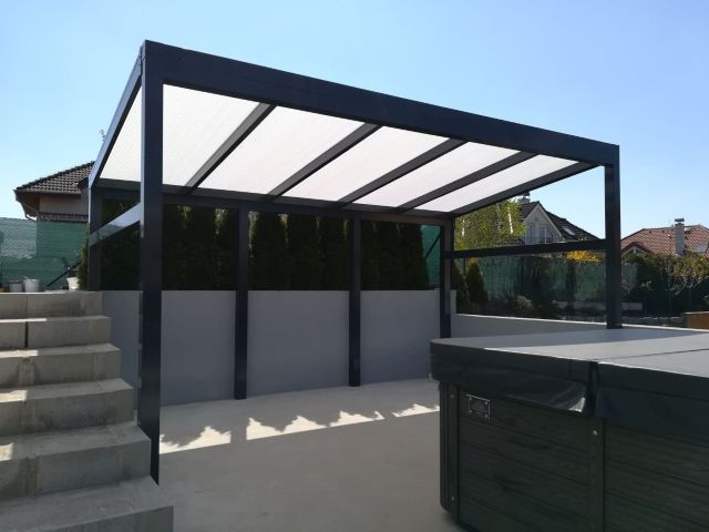 černý hliníkový altán