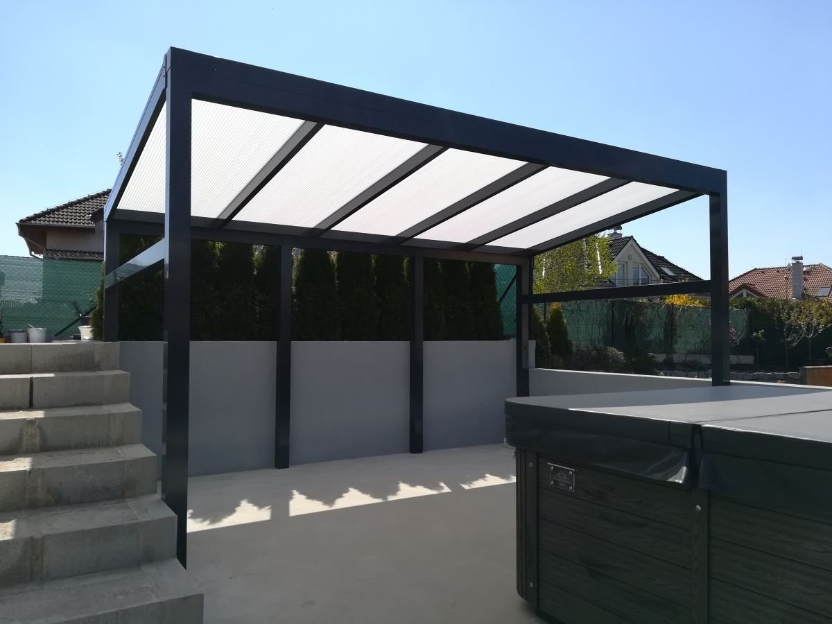 černý hliníkový altán