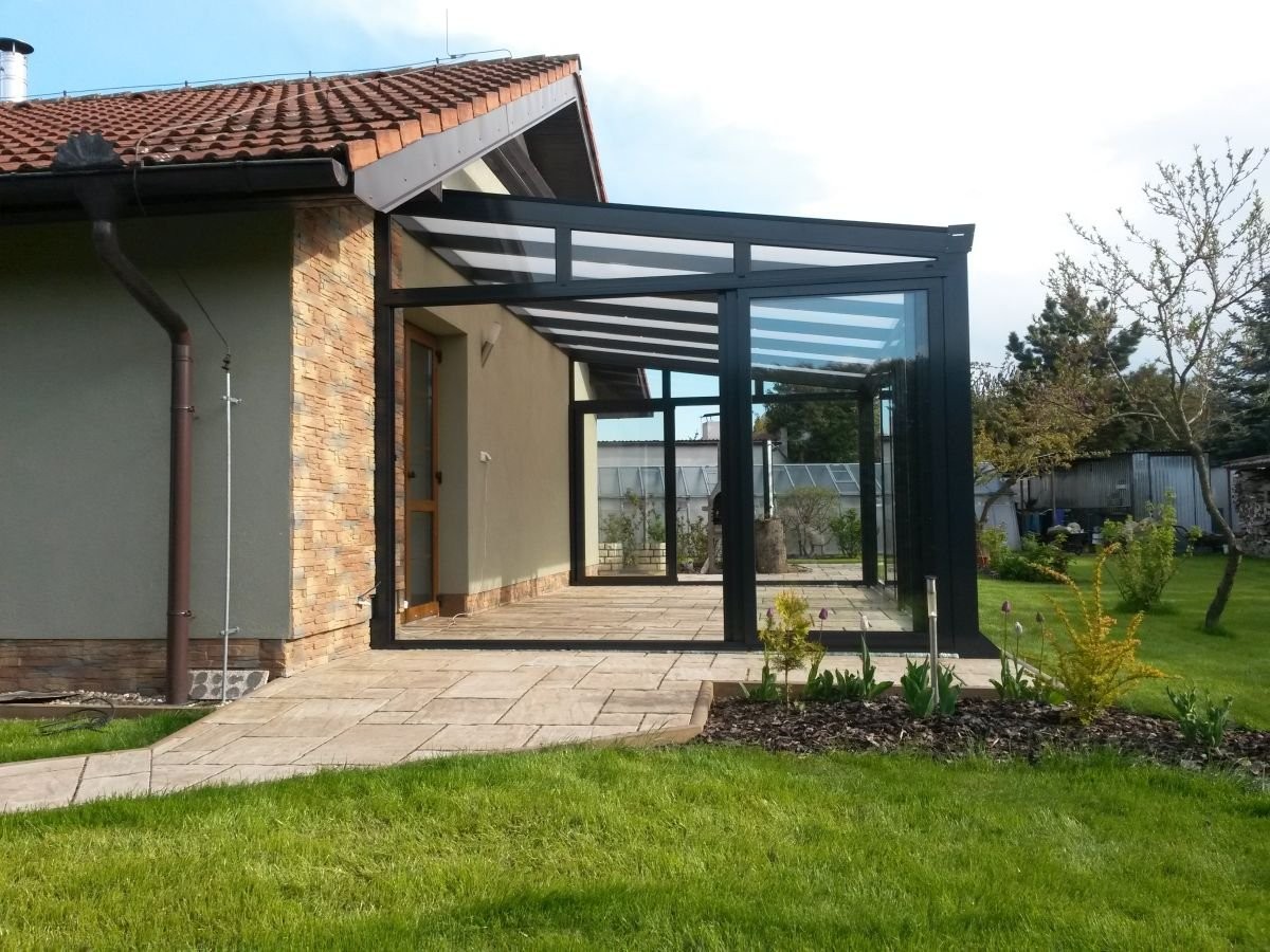 černá pergola z boku