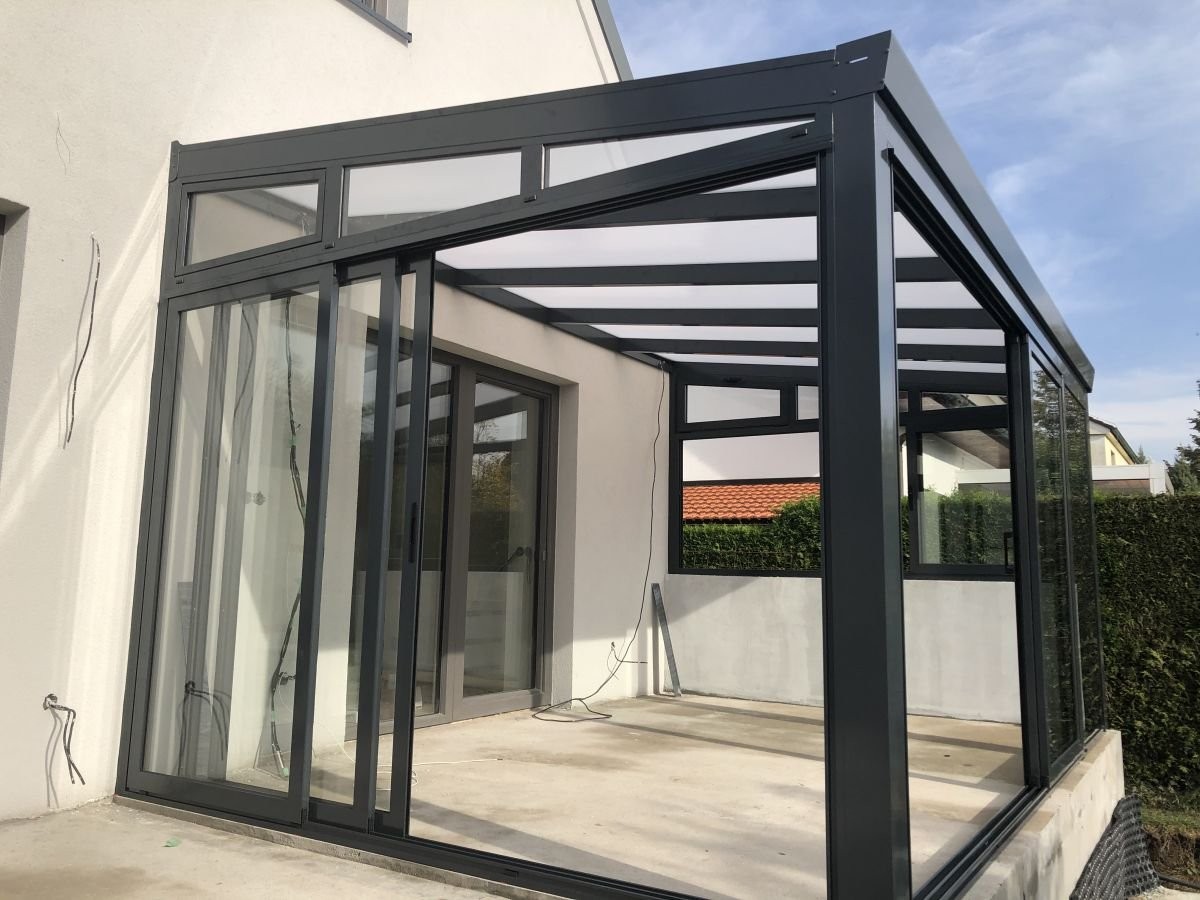 černá zimní zahrada z boku